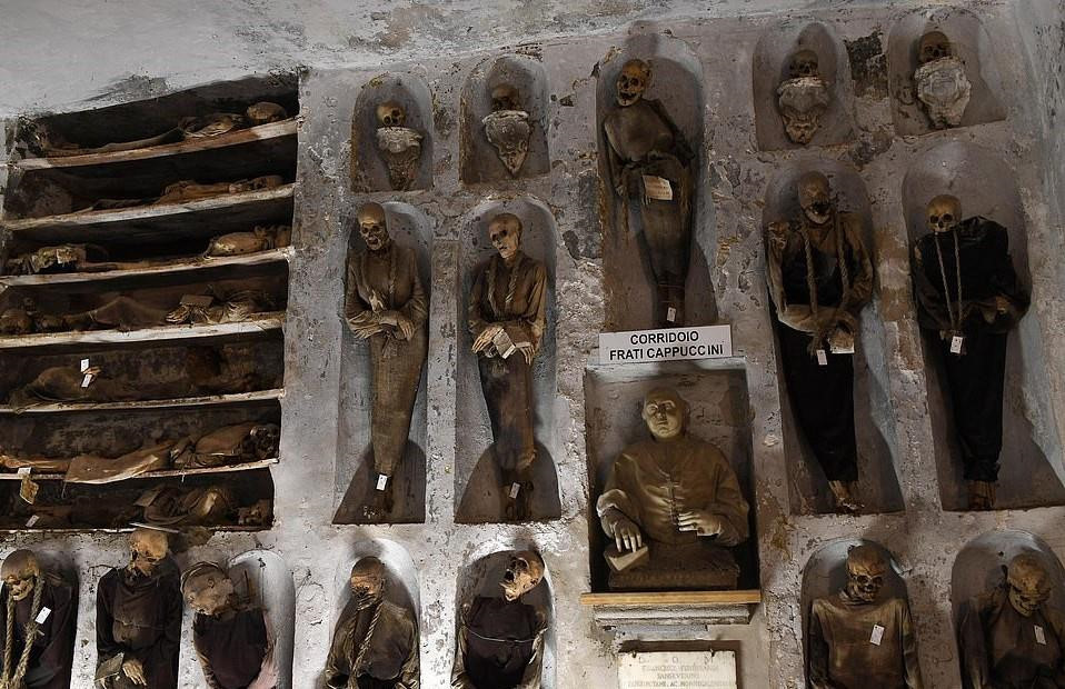 Ngoài ra, bạn sẽ thấy 19 thi thể với bốn hộp sọ riêng biệt được xếp chồng lên nhau tại các hốc nhỏ trên đỉnh tường. Một số dường như đang đeo dây thừng quanh cổ với các thẻ gắn trên người.