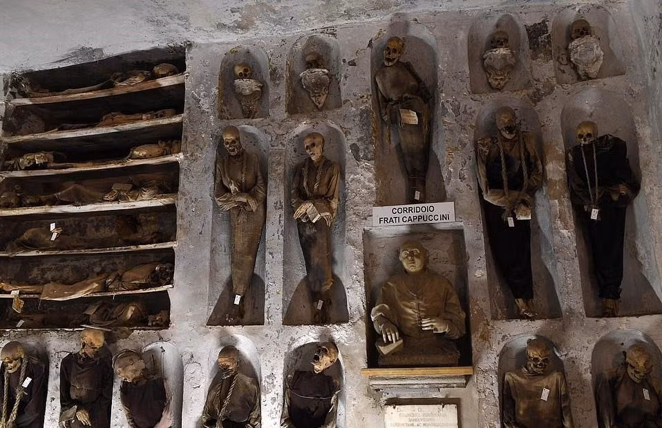 Ngoài ra, bạn sẽ thấy 19 thi thể với bốn hộp sọ riêng biệt được xếp chồng lên nhau tại các hốc nhỏ trên đỉnh tường. Một số dường như đang đeo dây thừng quanh cổ với các thẻ gắn trên người.