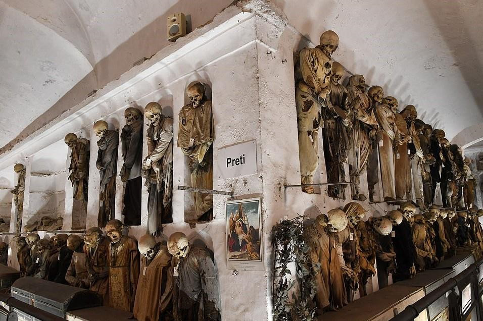 Các bộ hài cốt được sắp xếp trên các bức tường trong lăng mộ một cách trật tự. Tất cả đều khoác lên mình những bộ trang phục tiết lộ thông tin chi tiết về cuộc sống của họ.