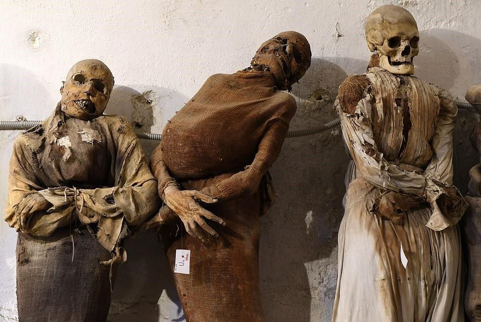 Ba xác ướp đứng cạnh nhau, người ở giữa vẫn còn móng tay, trong khi đó, người bên tay trái vẫn có một bộ răng đầy đủ.
