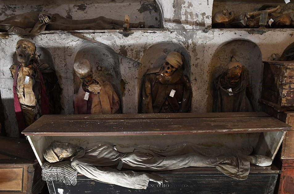 Bảo tàng hiện vẫn còn chứa đầy xác người chết bị lãng quên. Tất cả đều được bảo quản và trông giữ bởi các thầy tu. Bức ảnh này cho thấy không gian chứa hài cốt được giới hạn cả chiều dọc và chiều ngang.