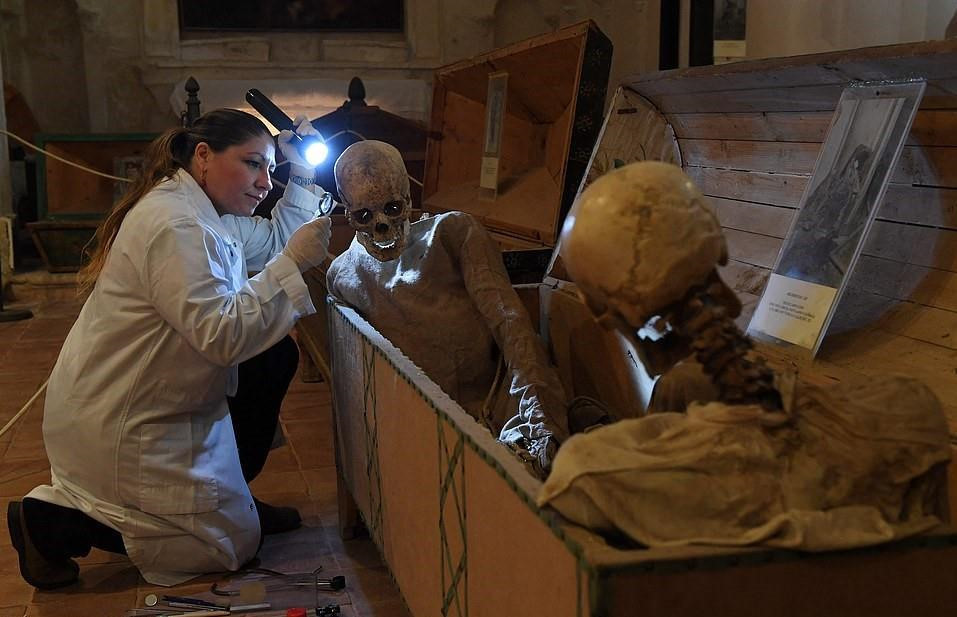 Trong ảnh, một chuyên gia đang kiểm tra bộ xương người trong quan tài. Tương lai, một phòng thí nghiệm nghiên cứu thực sự về ướp xác sẽ được xây dựng tại đây.