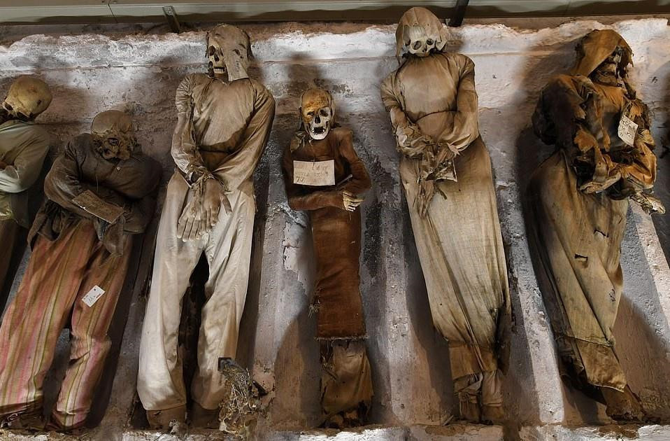 Nghĩa trang này chính thức ngừng hoạt động vào năm 1880. Trong ảnh là sáu xác ướp được xếp cạnh nhau với các hộp sọ còn nguyên vẹn trong những bộ quần áo kín mít.