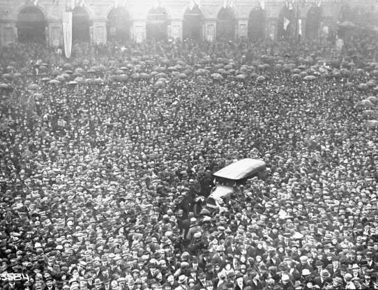 Đám đông tập trung để xem Tổng thống thứ 28 của Mỹ Woodrow Wilson nhân chuyến thăm của ông tới châu Âu để tham dự Hội nghị Hòa bình Versailles.