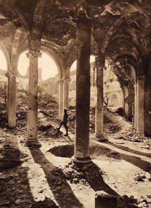 Một người lính đứng trong đống đổ nát tại một thánh đường ở Arras, Pháp.