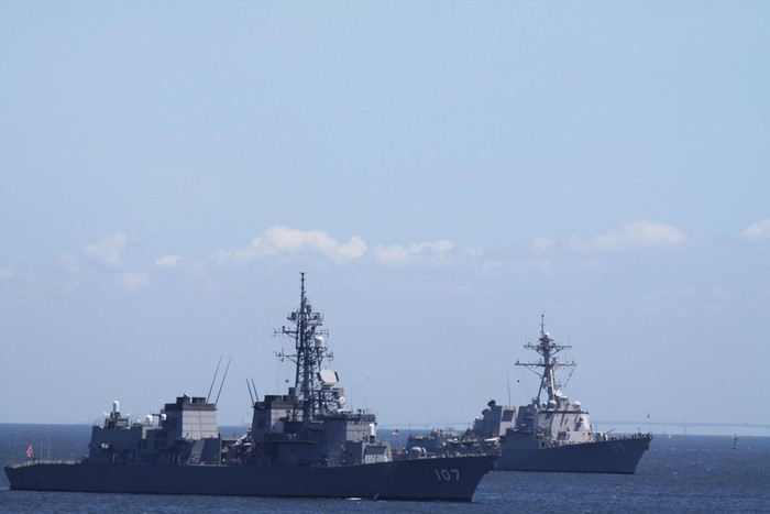 Trung Quốc nhiều lần cáo buộc chiếc tàu này tìm cách tiếp cận để do thám năng lực sức mạnh của hải quân nước này, tuy nhiên Nhật Bản cho rằng họ đang làm nhiệm vụ hợp pháp ở vùng biển quốc tế.