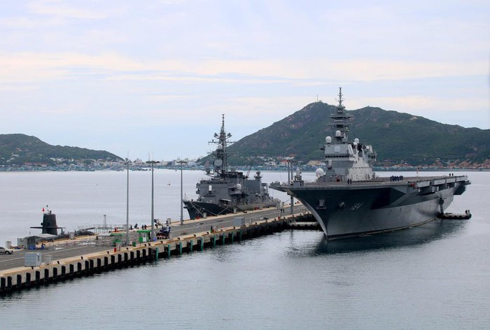 Nhóm 3 tàu gồm tàu đổ bộ trực thăng Kaga, tàu khu trục tên lửa Ikazuchi và tàu ngầm Shoryu thuộc Lực lượng Tự vệ trên biển Nhật Bản cùng 635 sĩ quan và thủy thủ (trong đó, 399 người thuộc tàu Kaga, 162 người thuộc tàu Ikazuchi và 74 người thuộc tàu ngầm Shoryu).