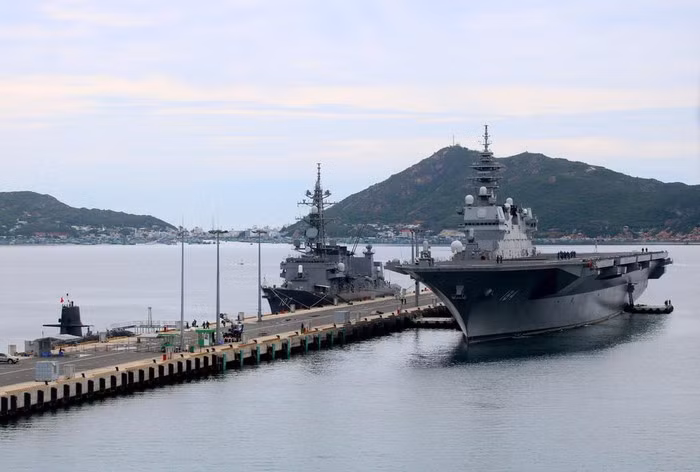 Nhóm 3 tàu gồm tàu đổ bộ trực thăng Kaga, tàu khu trục tên lửa Ikazuchi và tàu ngầm Shoryu thuộc Lực lượng Tự vệ trên biển Nhật Bản cùng 635 sĩ quan và thủy thủ (trong đó, 399 người thuộc tàu Kaga, 162 người thuộc tàu Ikazuchi và 74 người thuộc tàu ngầm Shoryu).