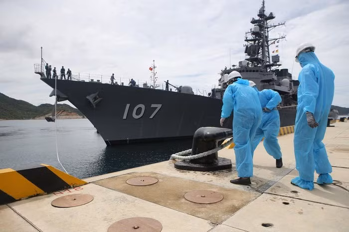 Tàu được trang bị hỏa lực của con tàu này cũng rất mạnh, gồm có tên lửa săn ngầm, tầm bắn khoảng 20 km; tên lửa phòng không, tầm bắn khoảng 18 km; ngoài ra còn trang bị ngư lôi săn ngầm 4 nòng, năng lực trinh sát, năng lực tấn công đều rất mạnh.