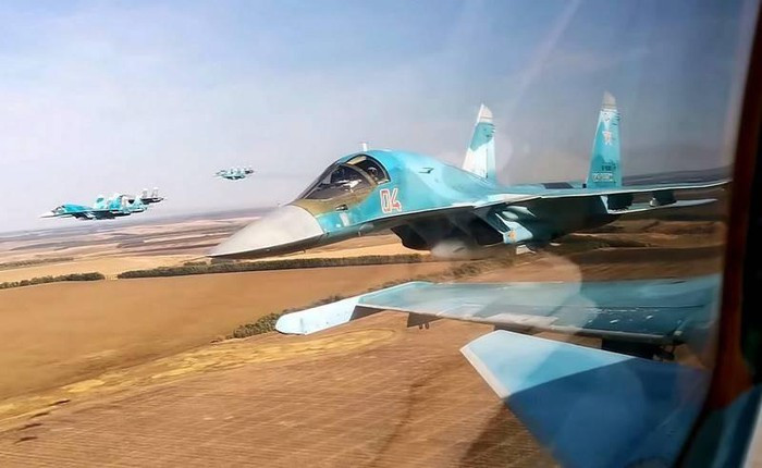 "Bắt đầu từ chiếc Su-17, chúng tôi đã được thực hành bắn mục tiêu trên không. Máy bay chiến đấu - ném bom sẽ không thực hiện chức năng phòng không, nhưng trong khi làm nhiệm vụ chiến đấu, chúng sẽ có thể tự vệ".