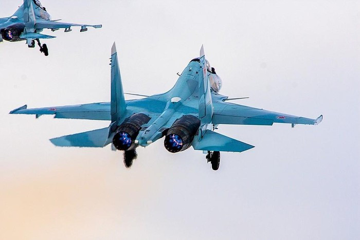 Su-34 có 12 giá treo, mang được tất cả những loại vũ khí thế hệ mới nhất của Nga. Hệ thống điện tử dựa trên radar quét mảng pha điện tử thụ động Leninets V004 và hệ thống laser/vô tuyến UOMZ để xác định và dẫn đường chính xác.