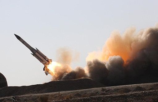 Nguyên lý hoạt động hiểu đơn giản là: đài radar phát hiện, theo dõi và chiếu xạ vào mục tiêu máy bay đối phương, đầu tự dẫn radar bán chủ động tên lửa sẽ thu sóng phản xạ từ mục tiêu địch và tự động lái tên lửa tấn công.