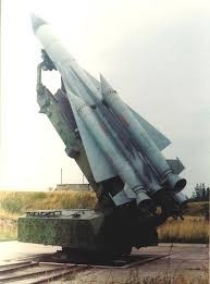 Tên lửa sử dụng hệ chiếu vô tuyến pha giữa để hiệu chỉnh đường bay. Ở pha cuối dùng đầu tự dẫn radar bán chủ động tấn công mục tiêu. Mỗi quả đạn lắp đầu đạn nổ phân mảnh nặng 217kg (chứa bên trong 16.000 mảnh nhỏ loại 2g và 21.000 mảnh nhỏ 3,5g) cho bán kính sát thương rất lớn.