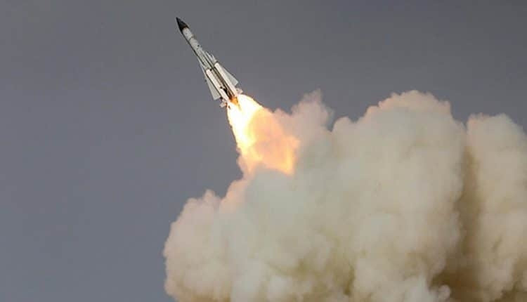 Làm nhiệm vụ chiếu xạ cho đầu dẫn radar trên đạn tên lửa S-200 là đài radar điều khiển hỏa lực 5N62 thường đặt ở trung tâm trận địa tên lửa S-200. Nó dùng cho cả nhiệm vụ bám và chiếu dọi mục tiêu cho đầu tự dẫn tên lửa tấn công, tầm hoạt động 270km.