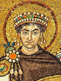 Hoàng đế La Mã Justinian I - nhà cai trị Đế chế Byzantine (hay còn gọi Đế chế Đông La Mã) từ năm 527 - 565 đã ra lệnh xây dựng nhà thờ khủng trên.