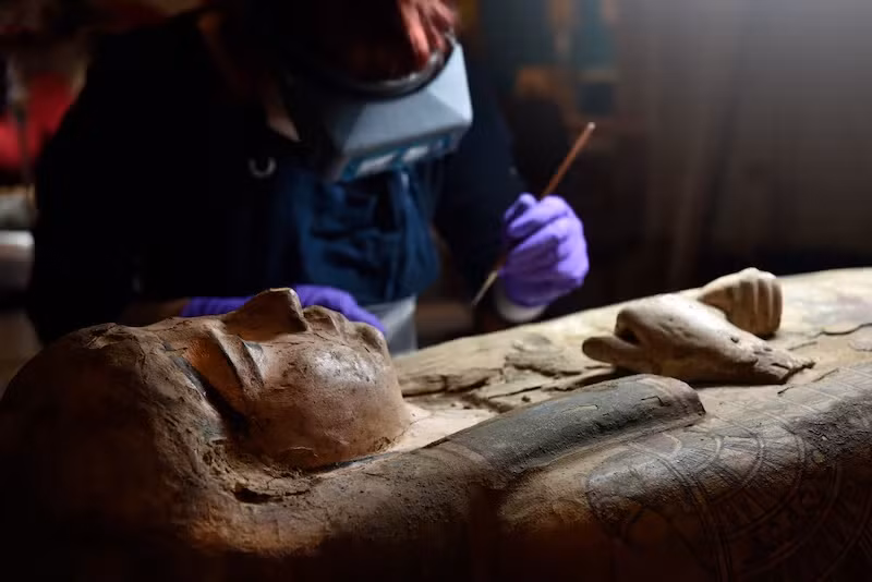 Từ đây, Tiến sĩ Chris Rynn nhận thấy người phụ nữ này có hình dạng hộp sọ không giống người Kemetic (Ai Cập cổ đại). Người Kemetic thường có hộp sọ dài hẹp, mũi hẹp nổi bật hơn và khuôn mặt dài hơn.