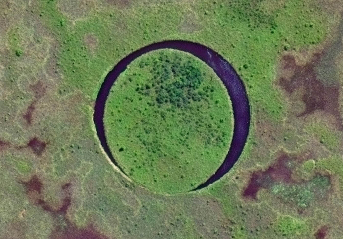 "Chúng tôi phát hiện hình tròn hoàn hảo khi nhìn từ không trung. Nước trông giống màu đen nhưng trên thực tế nó hoàn toàn trong suốt. Điều này gần như không thể tìm thấy ở châu thổ sông bởi nước thường nhiều bùn nhưng ở dưới đáy là đất đen", đạo diễn Neuspiller chia sẻ về hòn đảo "con mắt". Ảnh: mybestplace.