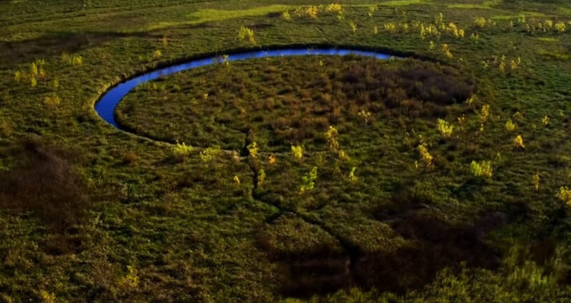 El Ojo nổi trên một hồ nước trong vắt cũng cũng có hình tròn hoàn hảo không kém hòn đảo này. Theo El Observador, hòn đảo và bờ hồ tác động lẫn nhau, tạo ra rìa ngoài nhẵn nhụi, nhờ quá trình xói mòn chậm. Ảnh: mybestplace.