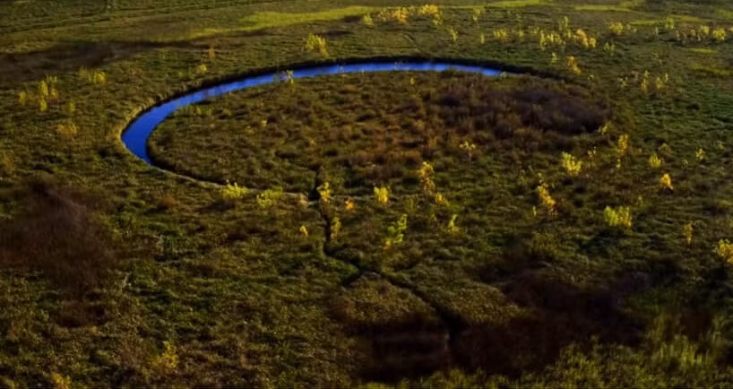 El Ojo nổi trên một hồ nước trong vắt cũng cũng có hình tròn hoàn hảo không kém hòn đảo này. Theo El Observador, hòn đảo và bờ hồ tác động lẫn nhau, tạo ra rìa ngoài nhẵn nhụi, nhờ quá trình xói mòn chậm. Ảnh: mybestplace.