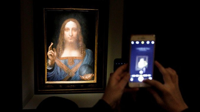 Mới đây, nghiên cứu viên Matthew Landrus của Đại học Oxford và học giả về Da Vinci đưa ra tuyên bố gây sốc về kiệt tác "Salvator Mundi". Theo ông, Da Vinci không vẽ toàn bộ bức tranh này. Ảnh: Justin lane | EFE.