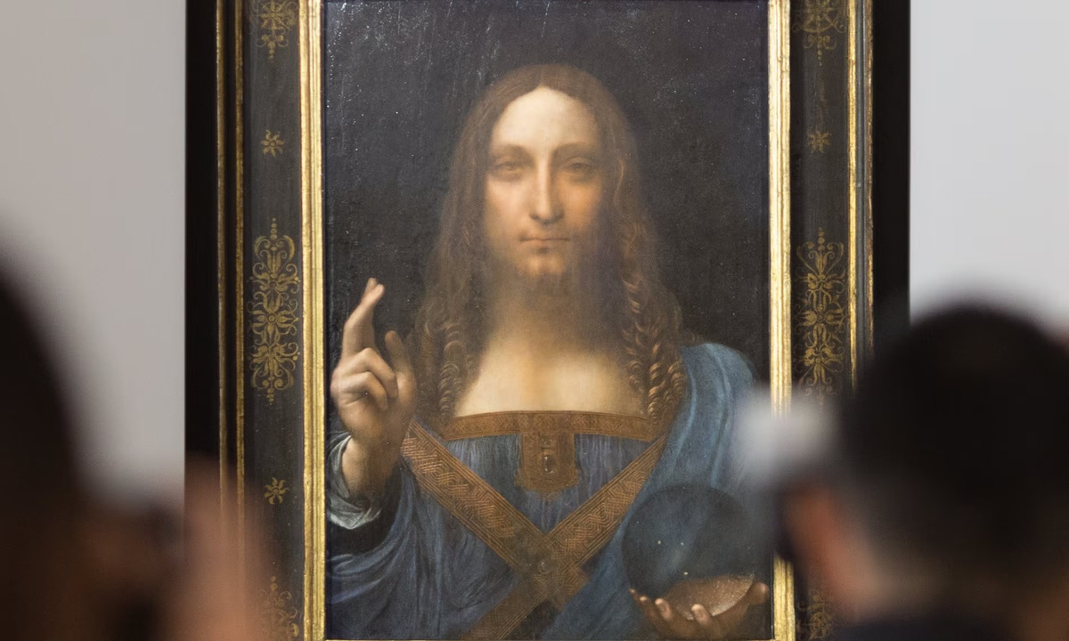 Nghiên cứu viên Matthew cho rằng, Da Vinci đã hoàn thành những phần của bức tranh "Salvator Mundi" như bàn tay, gương mặt, quả cầu pha lê cũng như kết cấu của bức họa. Vào thời kỳ Phục hưng, họa sĩ và các trợ lý cùng hoàn thành một bức tranh là điều khá phổ biến. Ảnh: Jérôme Favre/EPA.