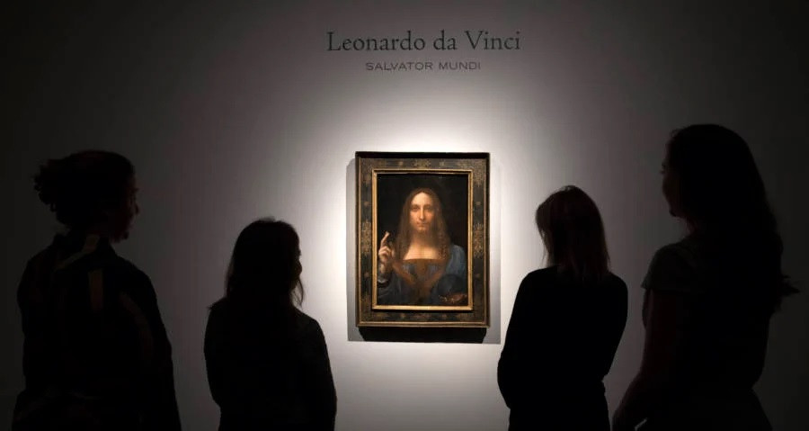 Bức tranh "Salvator Mundi" là một trong những kiệt tác hội họa của Leonardo da Vinci. Vào năm 2017, bức họa này được bán trong một phiên đấu đấu giá với số tiền hơn 450 triệu USD. Theo đó, đây là tác phẩm nghệ thuật đắt nhất thế giới từng được bán đấu giá. Ảnh: Carl Court/Getty Images.