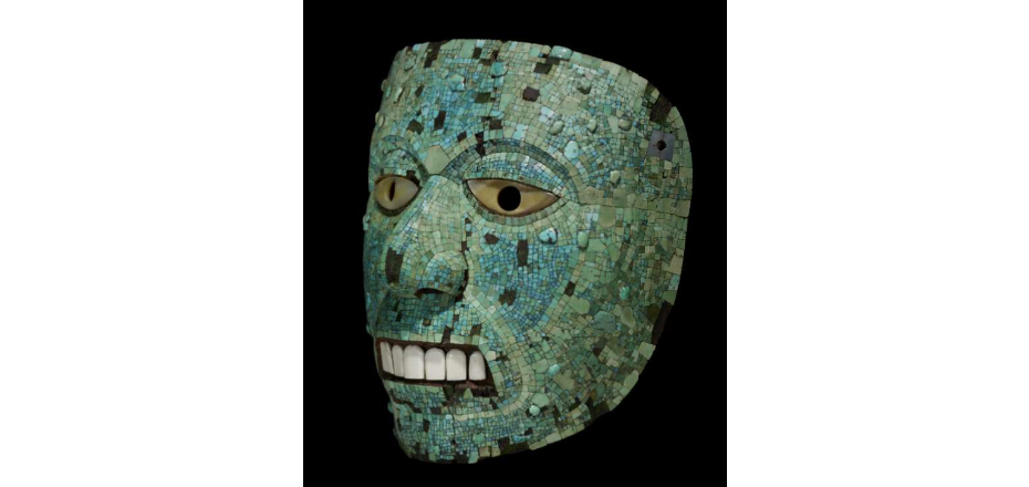 Bên trong mặt nạ được quét một lớp chu sa - loại khoáng chất màu đỏ gạch có chứa thủy ngân. Mặt nạ cao khoảng 16,8 cm và có những lỗ nhỏ ở thái dương, cho thấy nó từng được buộc dây để đeo hoặc gắn thứ gì đó. Ảnh: British Museum.