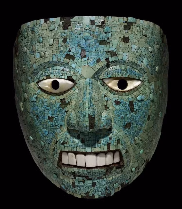 Mặt nạ Xiuhtecuhtli là một trong số nhiều cổ vật màu ngọc lam mà nhà chinh phục người Tây Ban Nha Hernán Cortés lấy từ đế chế Aztec và mang về châu Âu như một báu vật vào đầu thế kỷ 16. Ảnh: Trustees of the British Museum.