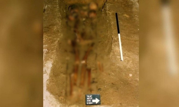 Năm 1997, một ngôi mộ cổ thời Trung cổ được phát hiện tại Portmahomack gần khu vực Easter Ross, Scotland. Qua kiểm tra, họ xác nhận bên trong mộ có chứa hài cốt của 2 người đàn ông và xung quanh là 4 hộp sọ khác. Ảnh: FAS Heritage.