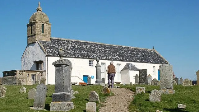 Hộp sọ thứ 4 có niên đại vào khoảng thế kỷ 8 - 10. Ban đầu, hộp sọ này được chôn ở nghĩa trang của tu viện gần đó. Các nhà khảo cổ học suy đoán hộp sọ thuộc về một linh mục người Picts. Hộp sọ sau đó bị mang ra khỏi nghĩa trang và lưu giữ như một di vật gia đình. Ảnh: Jim Bain, Old Tarbat Parish Church/CC BY-SA 2.0.