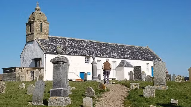 Hộp sọ thứ 4 có niên đại vào khoảng thế kỷ 8 - 10. Ban đầu, hộp sọ này được chôn ở nghĩa trang của tu viện gần đó. Các nhà khảo cổ học suy đoán hộp sọ thuộc về một linh mục người Picts. Hộp sọ sau đó bị mang ra khỏi nghĩa trang và lưu giữ như một di vật gia đình. Ảnh: Jim Bain, Old Tarbat Parish Church/CC BY-SA 2.0.