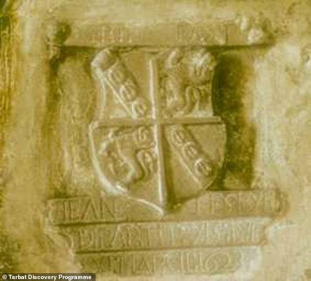 Người đàn ông cao khoảng 175 cm. Theo đó, đây là người cao nhất trong số những thi hài được khai quật ở Portmahomack từ trước đến nay. Vị trí chôn cất nằm ở trung tâm nhà thờ của giáo xứ cho thấy chủ nhân mộ cổ là một người có sức ảnh hưởng lớn. Ảnh: Tarbat Discovery Programme.