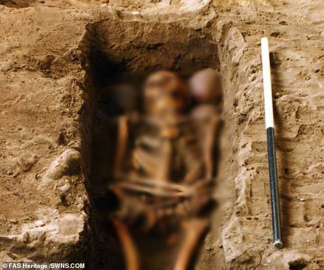 Theo nhà khảo cổ Cecily Spall của tổ chức di sản FAS Heritage, người chỉ đạo khai quật, việc đặt hộp sọ bên cạnh hài cốt trong cùng một ngôi mộ là điều gần như chưa từng được thực hiện ở Scotland vào thời kỳ đó. Ảnh: FAS Heritage.