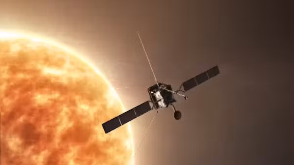 Tàu Solar Orbiter hiện cách Mặt Trời 120 triệu km, bên ngoài quỹ đạo của sao Kim. Solar Orbiter cùng với tàu thăm dò Parker của NASA gần đây đã tìm được manh mối mới về quá trình gió mặt trời nóng lên và tăng tốc tới tốc độ đáng kinh ngạc trong không gian.