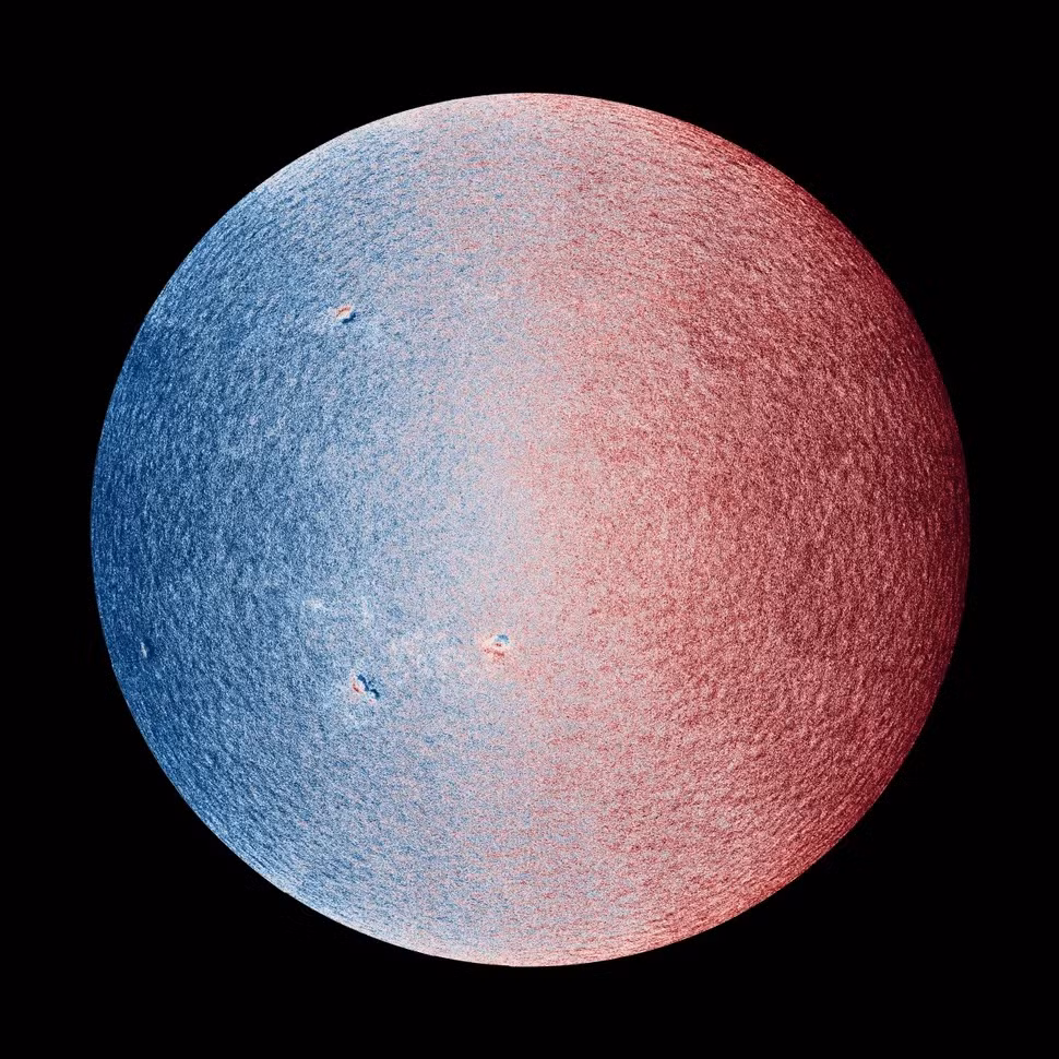 Một trong 4 hình ảnh mới công bố là bản đồ mới về từ trường của Mặt Trời và cũng được chụp từ PHI. Nó hé lộ từ trường đặc biệt mạnh và tập trung ở khu vực vết đen. Điều này giúp giải thích vì sao vết đen Mặt trời lạnh hơn môi trường xung quanh. Từ trường cực mạnh tại đó hạn chế quá trình đối lưu thông thường của plasma, buộc vật chất phải di chuyển theo từ trường.