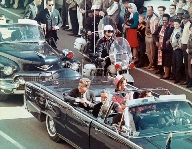 Vào ngày 22/11/1963, Tổng thống Mỹ John F. Kennedy bị một cựu lính thủy đánh bộ tên Lee Harvey Oswald bắn khi đang ngồi trên xe mui trần cùng Đệ nhất phu nhân Jacqueline Kennedy và Thống đốc Texas John Connally. Vụ ám sát Tổng thống Kennedy xảy ra tại thành phố Dallas, Texas. Ảnh: Time.
