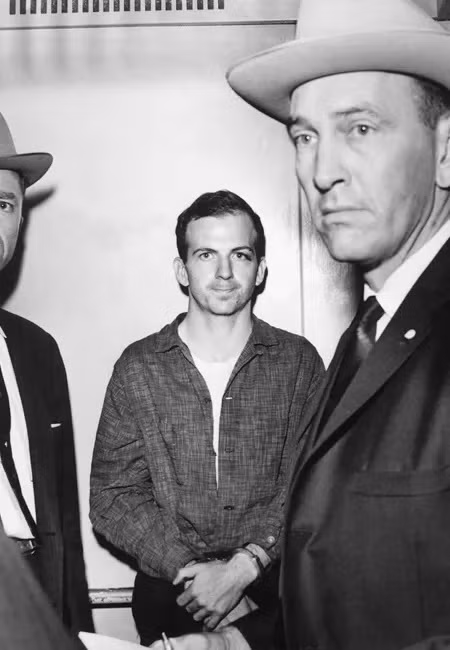 Oswald đã bắn trượt nên ông Walker thoát chết trong gang tấc. Khẩu súng mà Oswald sử dụng khi đó đã được dùng để ám sát Tổng thống Kennedy vào hơn 7 tháng sau. Ảnh: GQ.