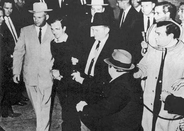 Báo cáo của Ủy ban Warren kết luận "không có bằng chứng" nào cho thấy Oswald hoặc Jack Ruby là một phần của âm mưu trong nước hoặc chính phủ nước ngoài đứng sau vụ ám sát. Ảnh: Jack Beers Jr./Dallas Morning News.