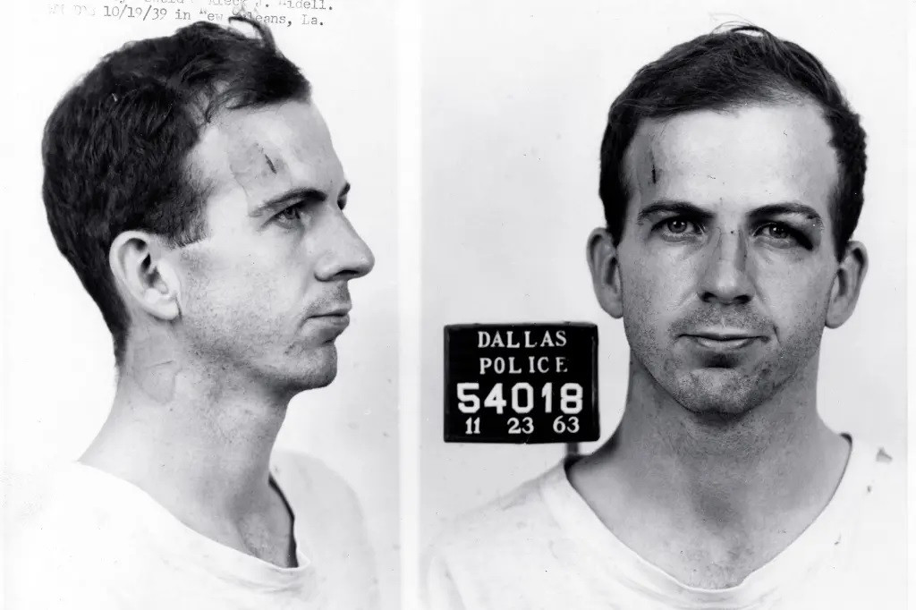 Nhiều người kinh ngạc khi biết FBI và CIA đã theo dõi Oswald trong nhiều tháng trước vụ ám sát Tổng thống Kennedy. Oswald bị theo dõi vì đã đào tẩu sang Liên Xô năm 1959 rồi trở về Mỹ năm 1962. Tuy nhiên, FBI và CIA đã bỏ lỡ bằng chứng nên không thể ngăn chặn vụ ám sát khiến Tổng thống Kennedy thiệt mạng. Ảnh: Alamy Stock Photo.