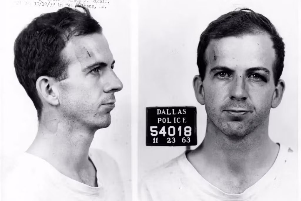 Nhiều người kinh ngạc khi biết FBI và CIA đã theo dõi Oswald trong nhiều tháng trước vụ ám sát Tổng thống Kennedy. Oswald bị theo dõi vì đã đào tẩu sang Liên Xô năm 1959 rồi trở về Mỹ năm 1962. Tuy nhiên, FBI và CIA đã bỏ lỡ bằng chứng nên không thể ngăn chặn vụ ám sát khiến Tổng thống Kennedy thiệt mạng. Ảnh: Alamy Stock Photo.