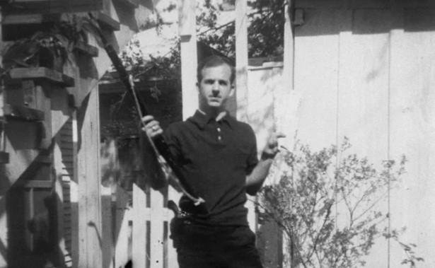 Phía cảnh sát nhanh chóng bắt giữ được Lee Harvey Oswald (trong ảnh). Tuy nhiên, trước khi được đưa ra xét xử, vào ngày 24/11/1963, chủ hộp đêm địa phương tên Jack Ruby bắn chết Oswald. Ảnh: Getty Images.