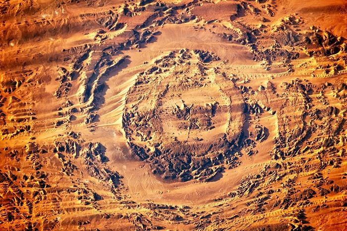 Bằng cách so sánh vị trí của những đống cát trong các hình ảnh vệ tinh vào cuối năm 2003 so với năm 2013, các nhà nghiên cứu có thể tính toán chính xác chúng đã di chuyển xa như thế nào trong khoảng thời gian đó.