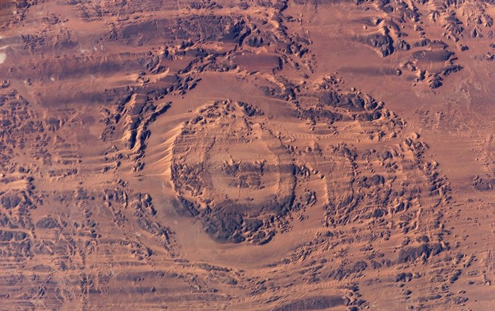 Theo Đài quan sát Trái đất của NASA, trải qua thời gian, 5 cồn cát hình mũi tên này bị gió đẩy qua sa mạc và di chuyển theo hướng ngược lại với hướng của chúng.