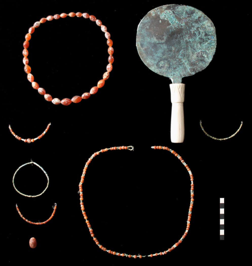 Đặc biệt, các nhà nghiên cứu tìm thấy gần 4.000 hạt bùn trong mộ của một phụ nữ. Chúng được cho là để tạo thành mái tóc cho bà.