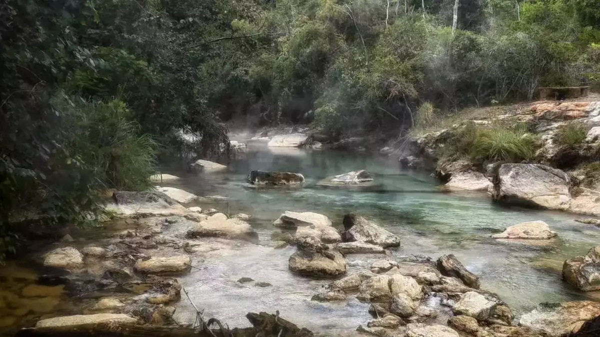 Điều khiến ông Ruzo kinh ngạc là thượng nguồn của dòng sông khá lạnh. Nước sông chỉ nóng lên khi chảy qua một suối nước nóng nằm bên dưới tảng đá có hình dáng giống đầu rắn. Sau khi bàn bạc với pháp sư, ông Ruzo được phép nghiên cứu dòng sông và lấy mẫu nước về phòng thí nghiệm. Ảnh: Shanay-Timpishka/timesnownews.