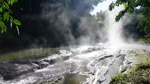 Nước ấm như vậy thường gắn liền với suối nước nóng địa nhiệt gắn liền với hoạt động núi lửa dưới lòng đất. Thế nhưng, rừng Amazon không nằm gần ngọn núi lửa nào. Các chuyên gia ước tính trung tâm núi lửa gần nhất ở cách sông Shanay-timpishka hơn 700 km. Ảnh: Shanay Timpishka Ecolodge.