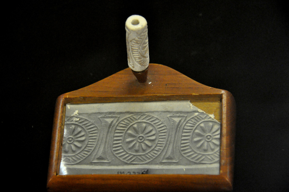 Những "con dấu hình trụ" đã được sử dụng trong hàng thiên niên kỷ khắp Lưỡng Hà. Khi đó, chúng được lăn lên trên các tấm đất sét để in họa tiết lên đó - thường để xác định một giao dịch hoặc về sau là một lá thư.