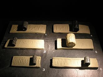 Các chuyên gia tin rằng, những ký hiệu trên đã trở thành các chữ hình nêm nguyên thủy trong những văn bản đầu tiên về thương mại nông sản và hàng dệt may.