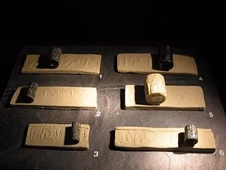 Các chuyên gia tin rằng, những ký hiệu trên đã trở thành các chữ hình nêm nguyên thủy trong những văn bản đầu tiên về thương mại nông sản và hàng dệt may.