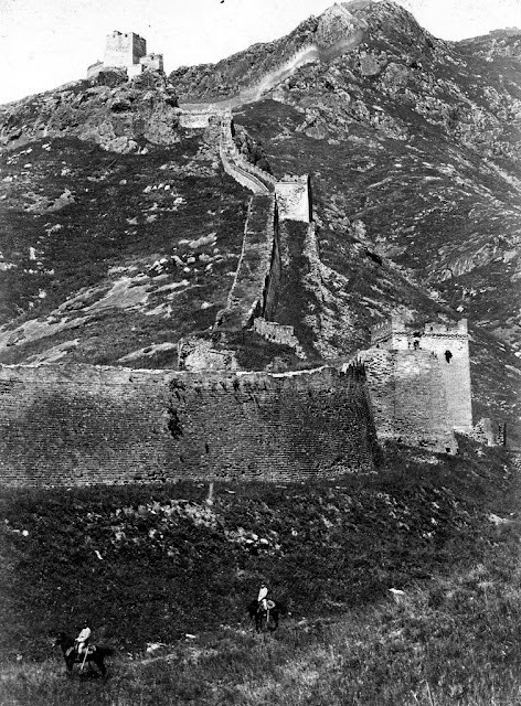 Ngoài ra, Vạn Lý Trường Thành còn được sử dụng với một số mục đích khác như: kiểm soát biên giới, cho phép áp đặt thuế với hàng hóa vận chuyển theo "con đường tơ lụa", khuyến khích thương mại...